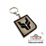 CHAVEIRO NO METAL EM RELEVO - Chaveiro em metal com logo baixo relevo, banho niquelado e montado com corrente e argola comum. Fbrica de chaveiro promocional. Chaveiro personalizado para divulgao da marca. Peas exclusivas e sob encomenda.