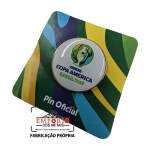 PIN COM ETIQUETA - Pin com base em metal e aplicao e etiqueta resinada. Fbrica de pins personalizados com adesivo e resina. Pins para evento promocioal. Broche adesivado.