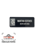 CRACH EM ACRLICO - Crach em acrlico preto com corte a laser e impresso digital U.V. com IM de segurana no verso. Crachs personalizados de acrlico. Fbrica de crachs em acrlico para empresas.