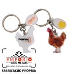 CHAVEIRO ADESIVADO RESINADO GALINHA - Chaveiro em acrlico branco com aplicao de adesivo resinado com corrente e argola comum. Chaveiro de Galinha. Fbrica de chaveiros personalizados. Chaveiros para eventos, brinde e para divulgar sua empresa.