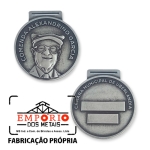 MEDALHA EM RELEVO COMENDA - Medalha em metal no relevo com banho em prata velha e fita de cetim de sua escolha. Medalha de homenagem. Medalha de Comenda. Fbrica de medalhas personalizadas. As medalhas so produzidas com sua arte e sob encomenda em relevo alto e baixo.