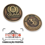 MEDALHA EM RELEVO UNIVERSIDADE - Medalha em metal no bronze. Homenagem aos 35 anos da Universidade Ceuma. Fbrica de medalhas personalizadas para evento promocional. Medalhas de homenagem. Comemore o tempo de casa com peas sofisticadas.