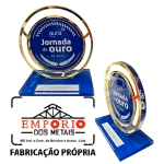 TROFU COM ACRLICO ESPELHADO - Trofu em acrlico cristal com detalhe em acrlico espelhado personalizado. Trofu com logo personalizado. Trofu em acrlico preto gravado com impresso digital U.V. com parte espelhada em dourado.