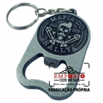 ABRIDOR DE GARRAFA - Abridor de garrafas em metal com logo em relevo, banho de prata velha, montado com corrente e argola comum.