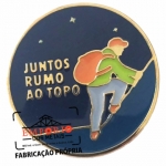 PIN EM RELEVO DOURADO