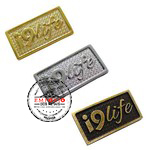 Pin com logo em relevo - Pin com logo em relevo no formato retangular com banhos: dourado, niquelado e bronzeado, com pino e borboleta metlica no verso.