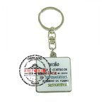 Chaveiro de metal adesivado - Chaveiro de metal com adesivo e resina, niquelado com formato quadrado, medindo 35x35mm, montado com elo giratrio e argola tipo italiana.
