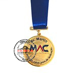 Medalha em relevo - Medalha em relevo dourada com aplicao de cor, formato redondo com passador e finta de cetim.