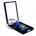 Medalhas em relevo - Medalhas em relevo, banho de prata velha, formato recortado com fita de cetim, acondicionada em estojo de veludo. Medalhas personalizadas.