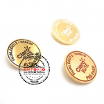 Pins promocionais - Pins promocionais. Pin em metal no relevo. Pin personalizado. Pins com banho dourado e aplicao de cor esmaltada. Pins para divulgao.
