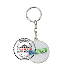 Chaveiro Adesivado Resinado - Chaveiro em metal com banho niquelado, frente com aplicao de adesivo digital com cobertura de resina transparente, verso liso, montado com corrente e argola comum, embalado individualmente em saco plstico.