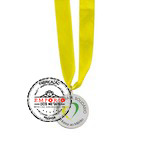 Medalha Adesivada/Resinada - Medalha personaliza adesivada e resinada em metal com banho niquelado, verso liso, montada com fita de cetim para pescoo a 01 cor.