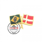 Pin Brasil x Dinamarca - Pin bandeira dos pases. Pin promocional. Pin modelo bandeiras cruzadas. Pin em metal no relevo dourado. Pin de lapela.