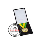 Medalha em Relevo - Medalha em metal no relevo com banho dourado, sem aplicao de cor, formato redondo medindo 60mm de dimetro, montada com fita de gorgoro verde e amarela para pescoo, acondicionado em estojo de veludo.