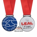 Medalhas adesivadas - Medalhas adesivadas. Medalha em metal com banho de prata velha e etiqueta resinada. Medalha para premiao tempo de casa. Medalhas promocionais.