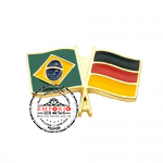 Pin Brasil x Alemanha - Pin Bandeiras Cruzadas. Pin em metal no relevo. Pin dourado. Pin promocional. Pin dourado.